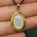 Pendentif médaillon ovale doré avec incrustation de nacre blanche et détails gravés - Collier en Nacre Blanche