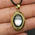 Pendentif médaillon ovale doré avec incrustation de nacre noire irisée sur cordon - Collier en Nacre Noire