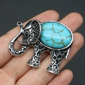 Vista dettagliata della spilla a elefante con pietra turchese e finitura argento vintage - 36x44mm / Turchese Blu