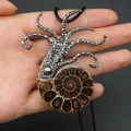 Unieke ammoniet hanger met zilveren octopus sculptuur aan zwart koord - Stijl 2 Met Kettingkoord