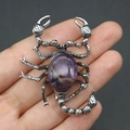 Detalle del broche de escorpión con amatista púrpura y textura de aleación de plata - Amatista