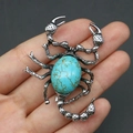 Detalle del broche de escorpión con incrustación de turquesa en aleación de zinc plateada - Turquesa Azul
