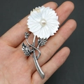 Detalle de broche flor de nácar con perla central y hojas de metal envejecido - Estilo de Pétalo Blanco (1号)