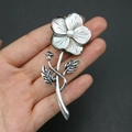 Primer plano del broche flor de nácar negro con detalle de perla central y metal envejecido - Estilo de Pétalo Gris Iridiscente (2号)