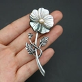Detalle de broche de flor de nácar natural con acabado en plata envejecida - Estilo de Pétalo Negro Iridiscente (3号)