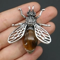 Détail de la broche abeille avec pierre œil de tigre et finition argent vintage - 42x47mm / Œil de tigre