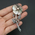 Detalle de broche de flor de nácar con perla rosa y acabados en plata envejecida - Estilo de Pétalo Púrpura Oscuro Iridiscente (4号)
