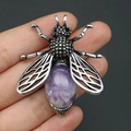 Macro d'une broche insecte argentée avec un grand pendentif en pierre violette - 42x47mm / Phosphosiderite