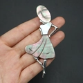 Detalle de broche de bailarina con incrustaciones de nácar iridiscente en metal plateado - Estilo 2