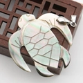 Pendentif tortue en nacre naturelle avec des reflets irisés et une bélière en argent - Style Tortue
