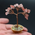 Mini árbol de cristal de cuarzo rosa hecho a mano sobre la punta del dedo para escala - Cuarzo Sandía