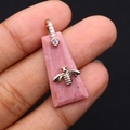 Detalle macro del colgante de rodonita rosa con abeja dorada y cierre con circonitas - 13x30mm, 4g / Rodonita