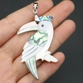Vue détaillée du pendentif toucan fait main en nacre et coquille d'abalone - Style Perroquet