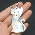 Détail d'un pendentif chat en nacre naturelle irisée avec fermoir argenté - Style Chat