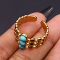 Detailansicht des goldenen Vintage-Rings mit drei Lagen und Türkis-Perlenbesatz - Verstellbar / Blauer Türkis