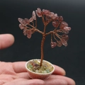 Mini arbre de vie en cristal rose avec branches en cuivre dans un petit panier tressé - Quartz Fraise