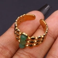 Detailansicht von drei grünen Tigerauge-Perlen auf einem goldenen Vintage-Ring - Verstellbar / Grüner Aventurin