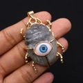 Details des Goldkäfer-Anhängers mit Naturstein-Körper und blauem Auge der Medusa Inlay - Blitzstein (Labradorit)