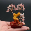 Mini arbre de fortune en cristal rose tenu à la main avec branches en fil de cuivre et pot rouge - Quartz Pastèque