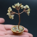 Mini árbol de cristal amarillo hecho a mano en una cesta tejida sosteniendo - Citrino