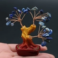 Gros plan d'un bonsaï arbre de fortune en lapis-lazuli fait main avec fil de cuivre - Lapis-lazuli