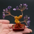 Gros plan d'un mini arbre de vie en améthyste avec fils de cuivre et socle de bonsaï - Améthyste