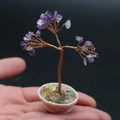 Miniature arbre de vie en améthyste et cristal tenu en main avec socle blanc - Améthyste