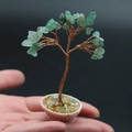 Miniature arbre de vie avec cristaux verts tenu en main pour montrer la taille - Aventurine Verte
