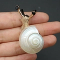 Pendentif escargot doré avec incrustation de coquillage blanc et cordon en cuir noir - Collier Escargot Doré à Coquille Blanche