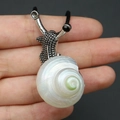 Pendentif escargot en coquillage naturel avec corps en métal argenté et perles noires - Collier Escargot Argenté à Coquille Blanche