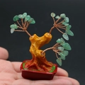 Miniatur-Kristall-Geldbaum mit grünen Blättern, zur Größenansicht in der Hand gehalten - Grüner Aventurin