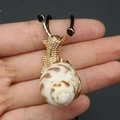 Collier escargot en or fait main avec pendentif en coquillage naturel sur cordon noir - Collier Escargot Doré à Coquille Tachetée