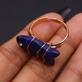 Anello regolabile a filo dorato con pietra blu a forma di pesce e piccolo diamante - 4g / Lapislazzuli