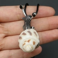 Pendentif escargot en argent avec coquillage naturel sur cordon tressé noir - Collier Escargot Argenté à Coquille Tachetée