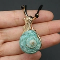Pendentif escargot en coquillage bleu avec placage d'or et antennes en pierres noires - Collier Escargot Doré à Coquille Verte