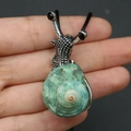 Pendentif escargot en coquillage naturel vert avec métal argenté et cordon noir - Collier Escargot Argenté à Coquille Verte