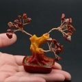 Mini arbre de cristal fait main avec pierres rouges tenu en main pour visualiser la taille - Jaspe Rouge
