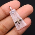 Colgante de cuarzo rosa con parche de abeja de metal y fianza de circón brillante - 13x30mm, 4g / Cristal de roca