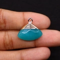 Macro-opname van een waaiervormige blauwe turkoois hanger tussen vingers voor schaal - 18x19mm 3g/st / Blauwe Chalcedoon
