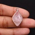 Makroaufnahme von facettiertem rosa Kristallanhänger mit elegantem vergoldetem Rahmen - 15x25mm 3g/Stück / Weiß Kristall