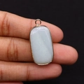 Détail d'un pendentif rectangulaire en pierre bleu clair avec monture en métal doré - 12x36mm / No.2 (Bleu Ciel)