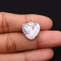 Détail macro du pendentif cœur en marbre blanc avec bord doré pour bijoux DIY - Howlite