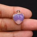 Vue détaillée d'un pendentif en pierre violette en forme de cœur avec bords dorés - Opale