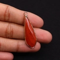 Gros plan du pendentif en jaspe rouge en forme de goutte avec bordure dorée - 12x36mm / Jaspe Rouge