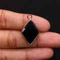 Rhombus-Anhänger aus schwarzem Naturstein mit vergoldetem Rahmen in der Hand - 15x25mm 3g/Stück / Schwarzer Achat