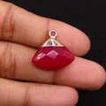 Gefacetteerde rode edelsteen hanger in waaiervorm met goudkleurig oogje in hand - 18x19mm 3g/st / Rozerode Chalcedoon