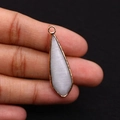 Main tenant un pendentif en opale en forme de goutte avec bordure en métal doré élégant - 12x36mm / N° 3 (Blanc Grisâtre)