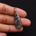 Pendentif goutte longue en pierre grise avec bordure dorée tenu par la main - 12x36mm / N° 4 (Texture Grise)