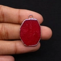 Dettaglio di un ciondolo ottagonale in pietra rossa con bordo dorato a mano - 20x29mm 4g/pz / N. 3 (Pietra Rossa)