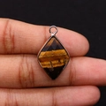Rhombus-Tigerauge-Anhänger mit Roségold-Metallrahmen, gehalten von Hand - 15x25mm 3g/Stück / Tigerauge
